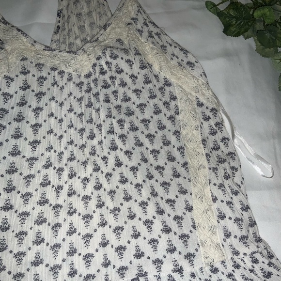 Botique White Laced and Patterned Flowy Tank Top - Picture 5 of 8